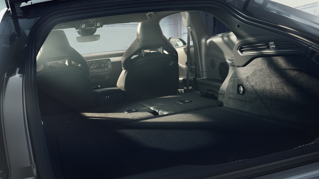 vue de l'espace de cargaison d'un Dodge Charger Daytona 2025