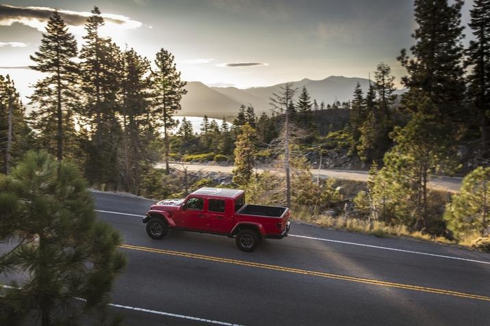 capitale-chrysler-jeep-gladiator-rubicon-vs-gladiator-mojave-rubicon-side