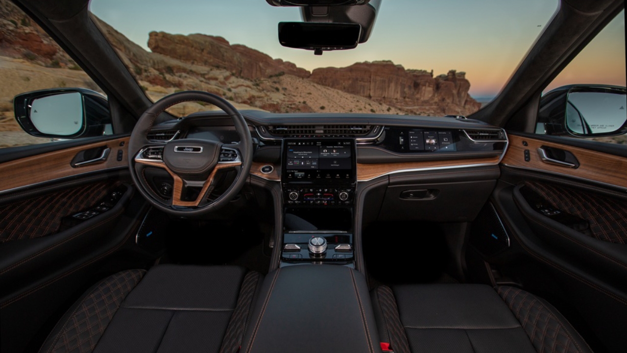 vue de l'habitacle et tableau de bord d'un Jeep Grand Cherokee 2025