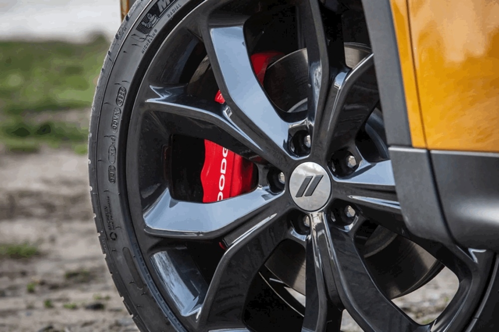 Gros plan sur les jantes noires et les étriers de freins Brembo rouges du Dodge Hornet 2025.