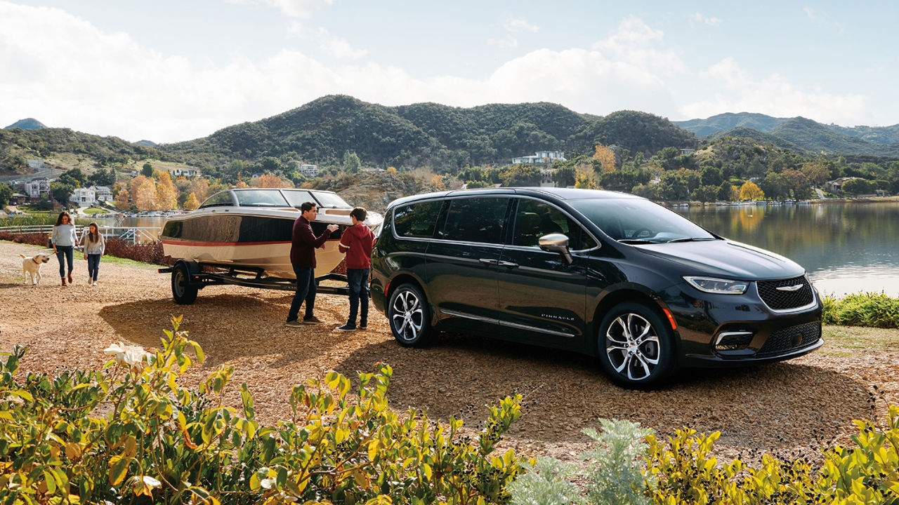 vue latérale avant d'une Chrysler Pacifica 2025 qui remorque un bateau