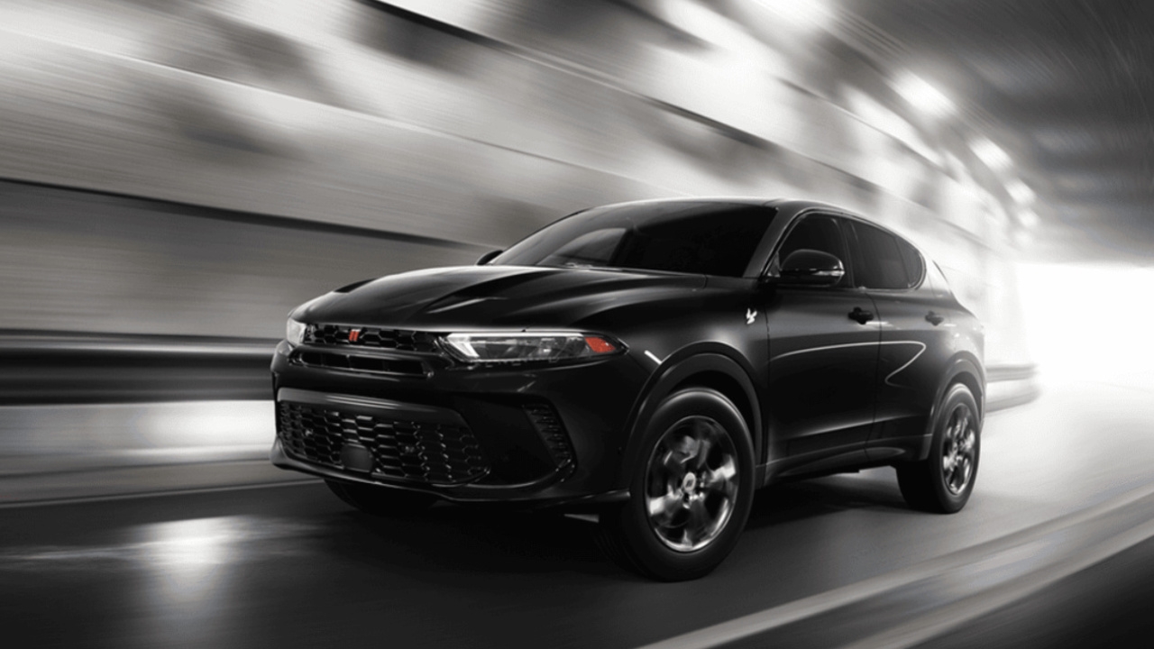 vue latérale avant d'un Dodge Hornet PHEV 2025 dans un tunnel