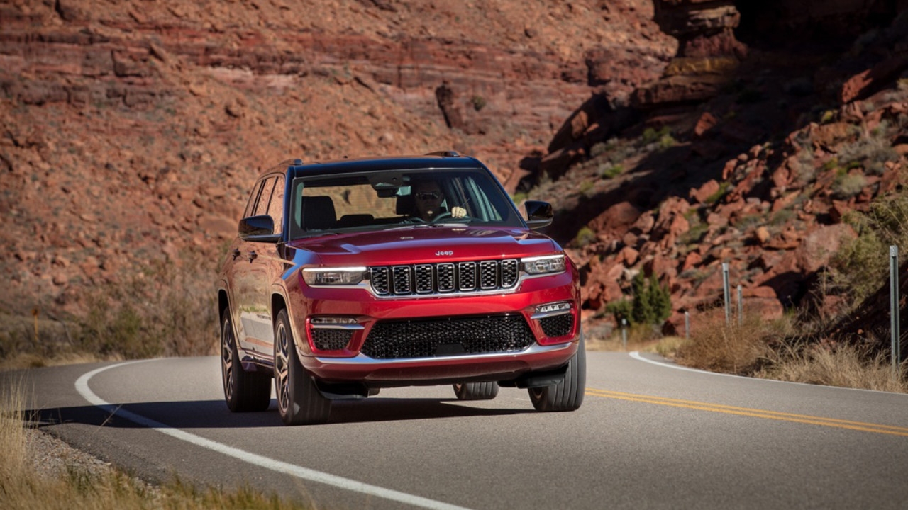 vue latérale avant d'un Jeep Grand Cherokee 2025 sur une route de campagne