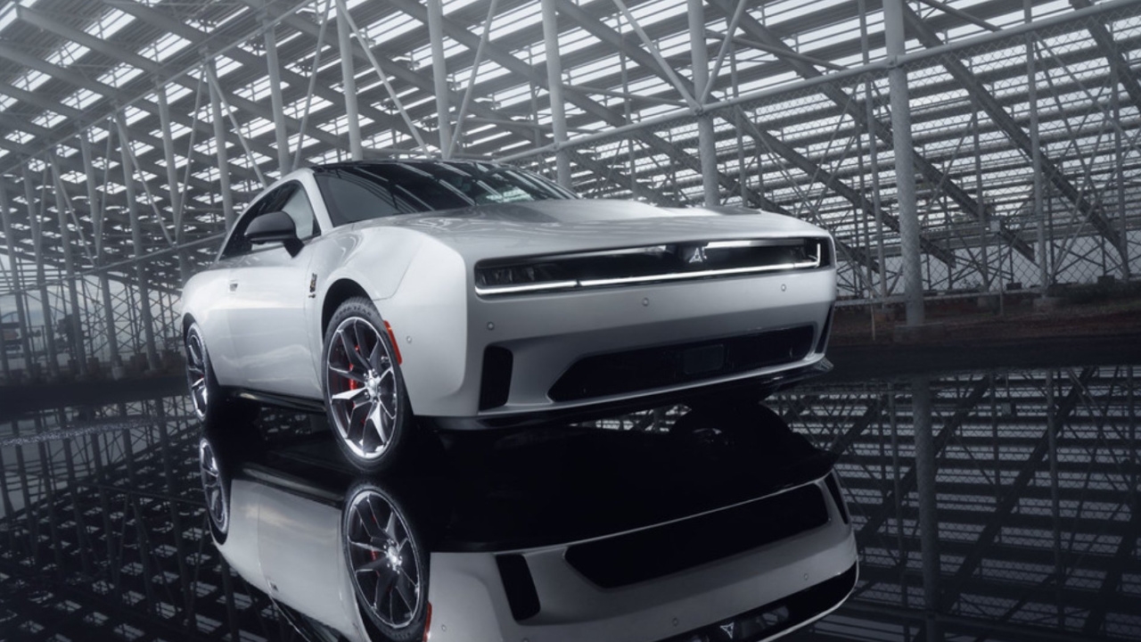 vue latérale avant d'un Dodge Charger Daytona 2025