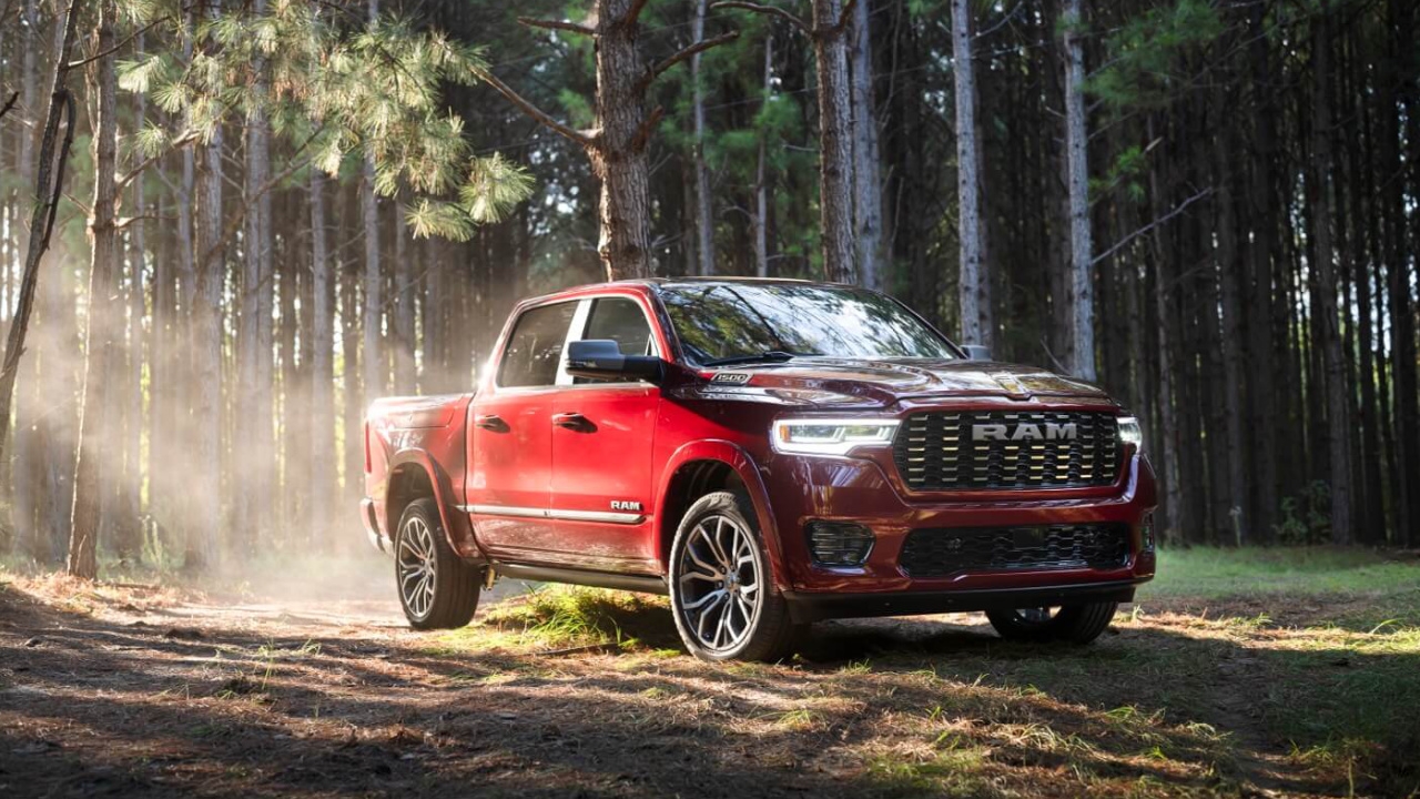 vue latérale avant d'un camion RAM 1500 2025