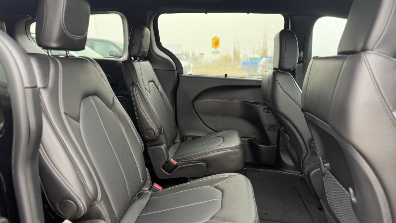 vue de l'habitacle d'un Chrysler Grand Caravan 2025