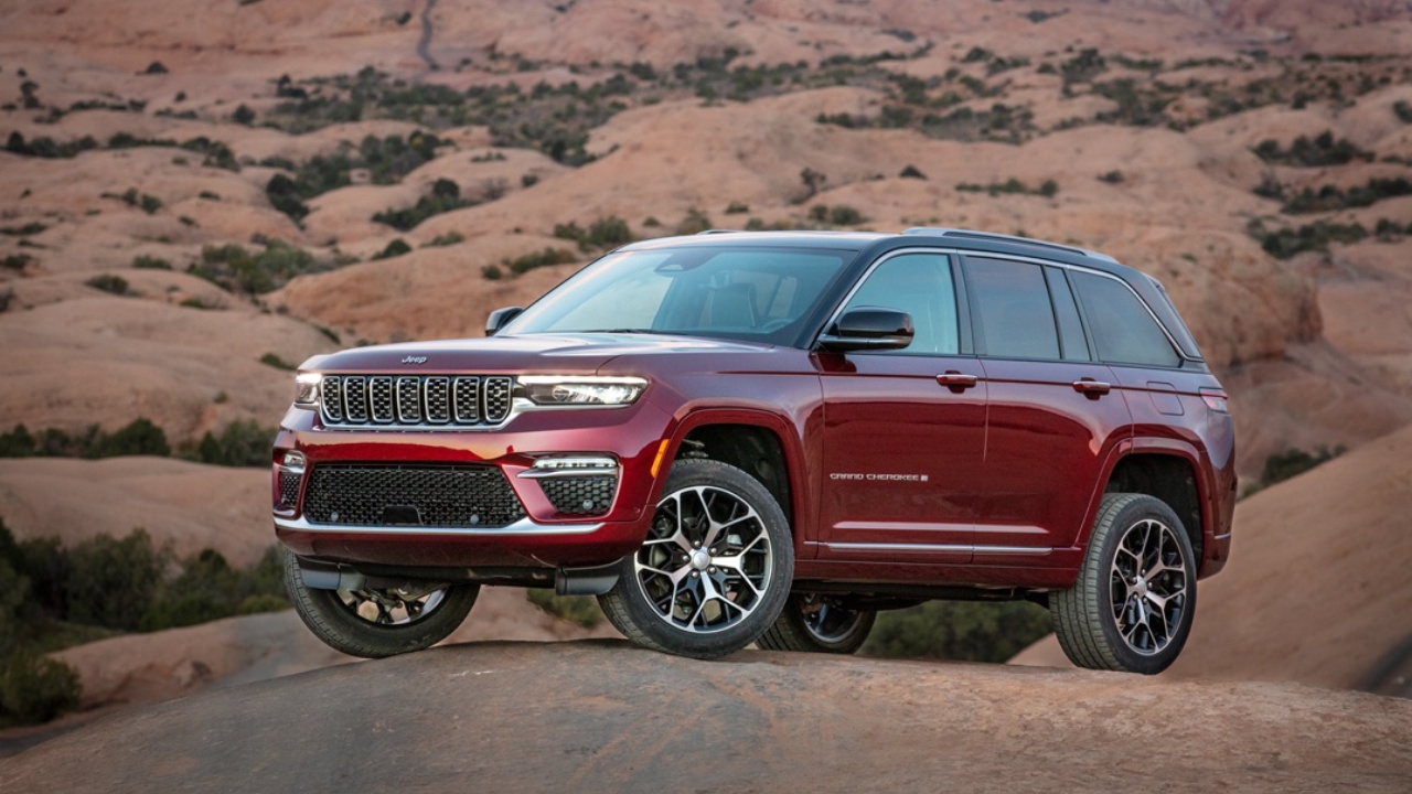 vue latérale avant d'un Jeep Grand Cherokee 2025