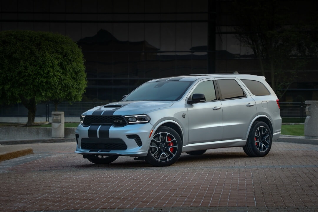 Vue 3/4 avant du Dodge Durango 2024 SRT garé sur un pavé.