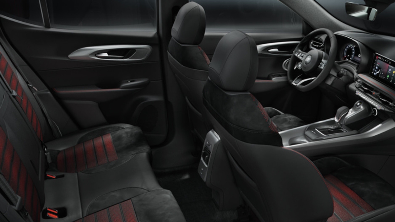 vue de l'habitacle et du tableau de bord d'un Dodge Hornet PHEV 2025
