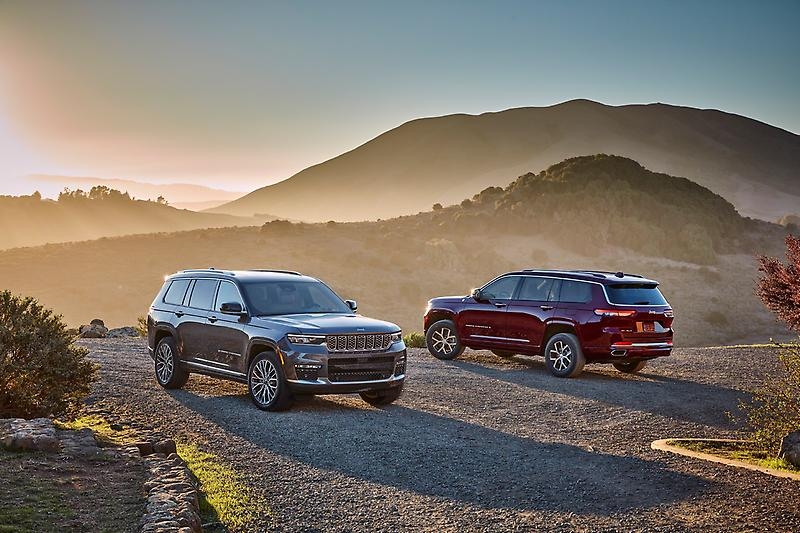 2 Jeep Grand cherokee stationné sur la gravel