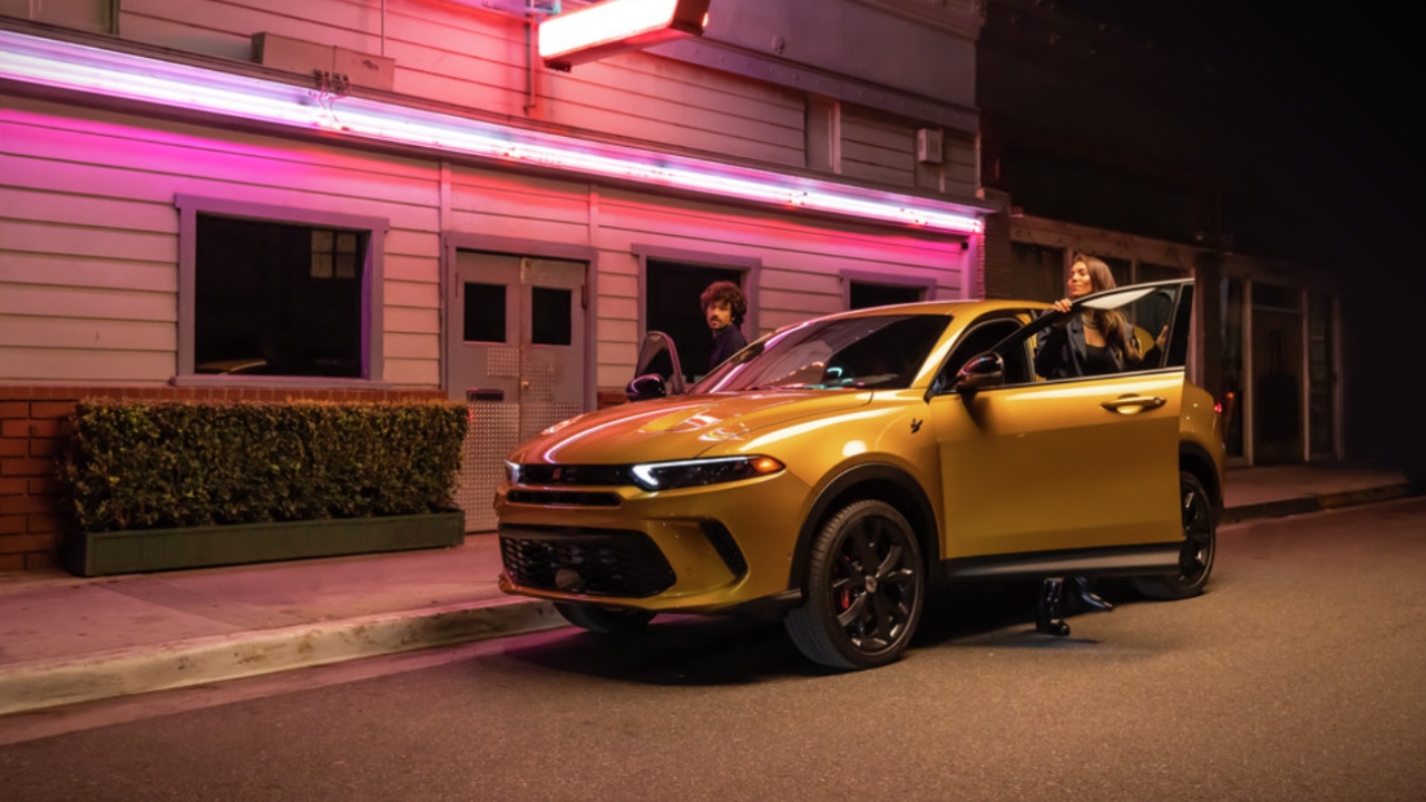 vue latérale avant d'un Dodge Hornet PHEV 2025 devant un commerce, la nuit