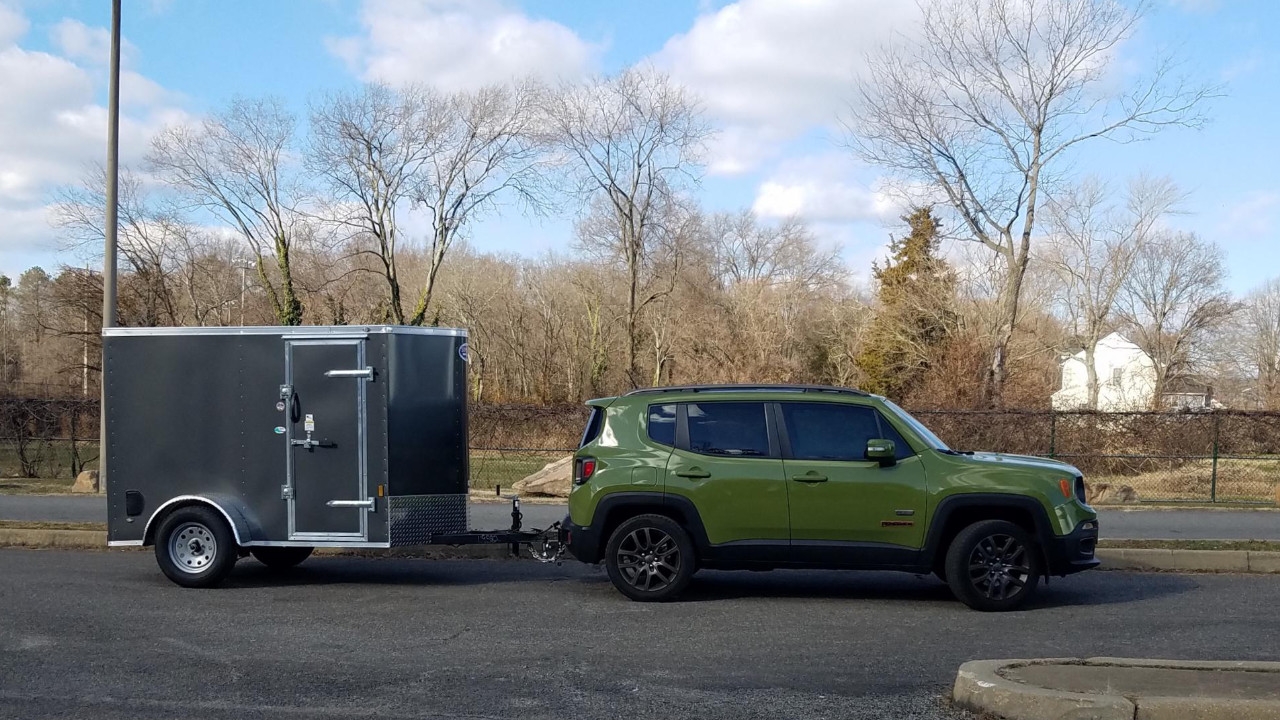 vue latérale avant d'un Jeep Renegade 2025