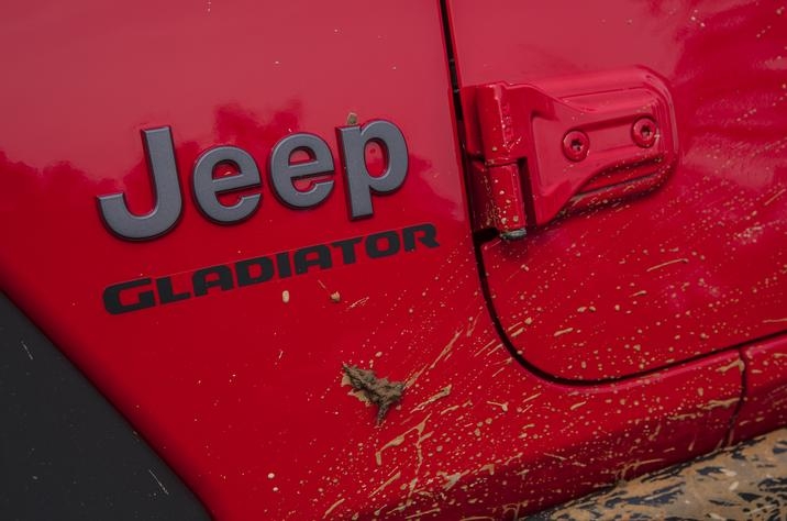 capitale-chrysler-jeep-gladiator-rubicon-vs-gladiator-mojave-logo