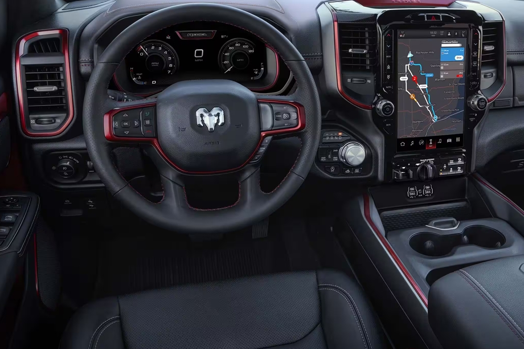 L’intérieur du Ram 1500 2025 incluant le volant et tableau de bord.