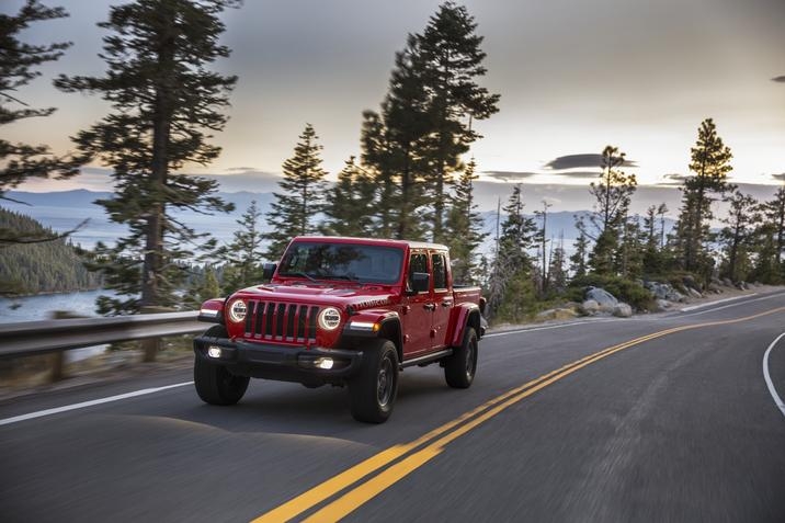 capitale-chrysler-jeep-gladiator-rubicon-vs-gladiator-mojave-rubicon-devant