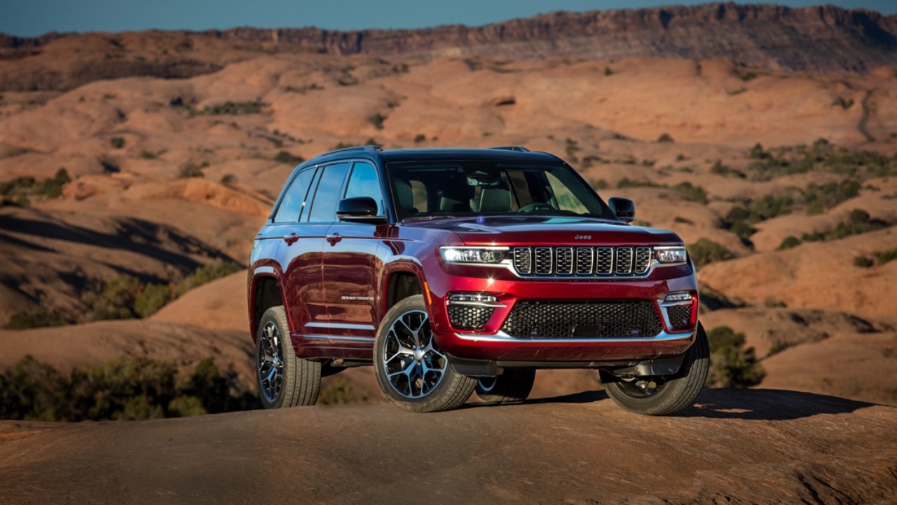 vue latérale avant d'un Jeep Grand Cherokee 2025