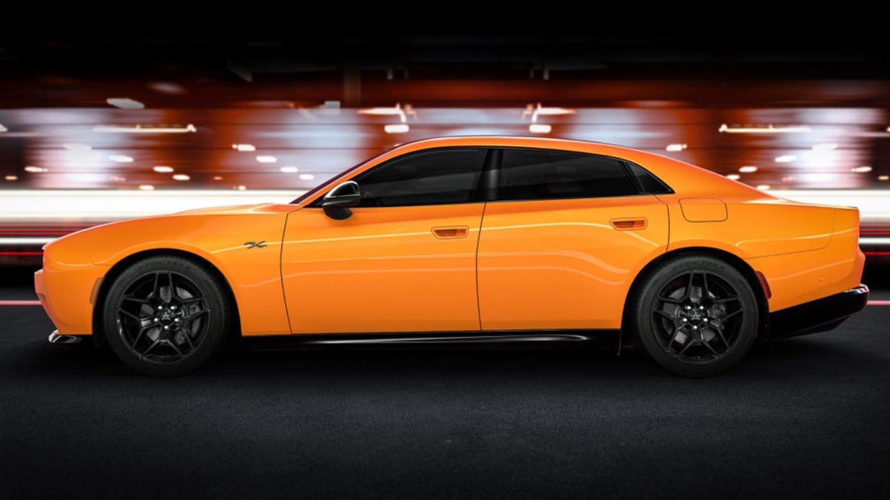 vue latérale d'un Dodge Charger Daytona 2025