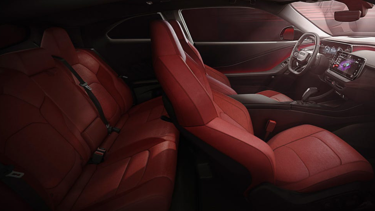 vue de l'habitacle et d'un Dodge Charger Daytona 2025