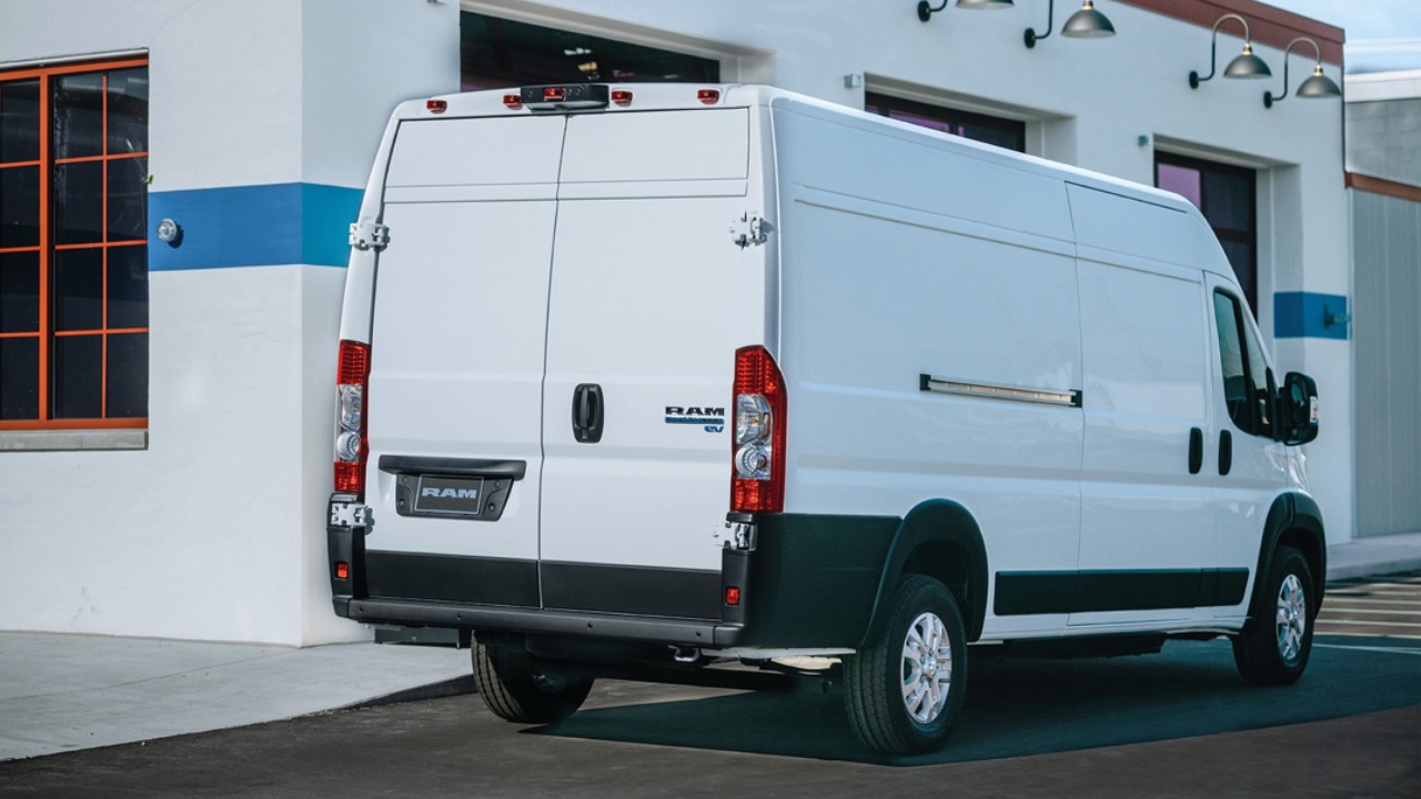 vue latérale arrière d'une minifourgonette RAM 3500 Promaster 2025
