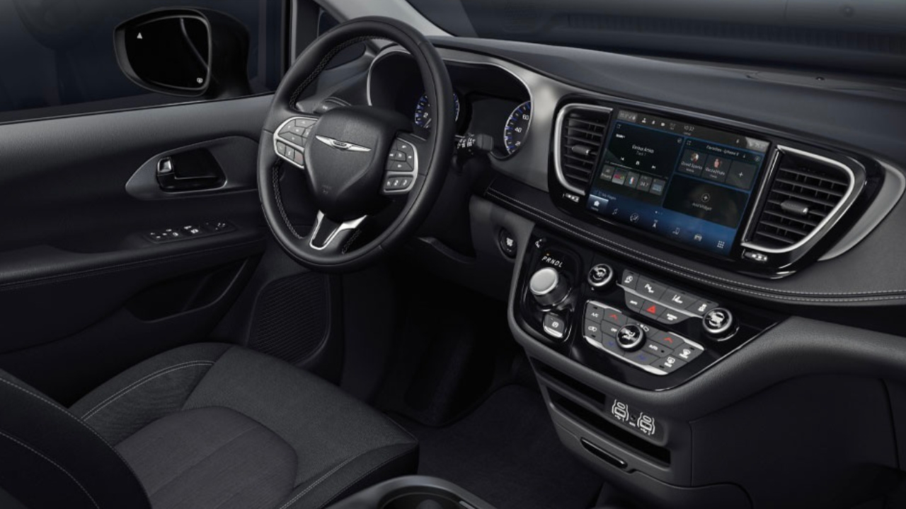 vue de l'habitacle et du tableau de bord d'une Chrysler Grand Caravan 2025