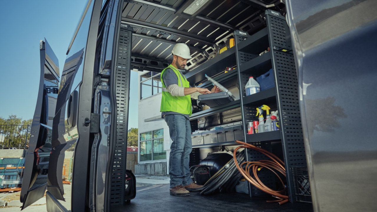 vue de l'intérieur d'une minifourgonette RAM 3500 Promaster 2025