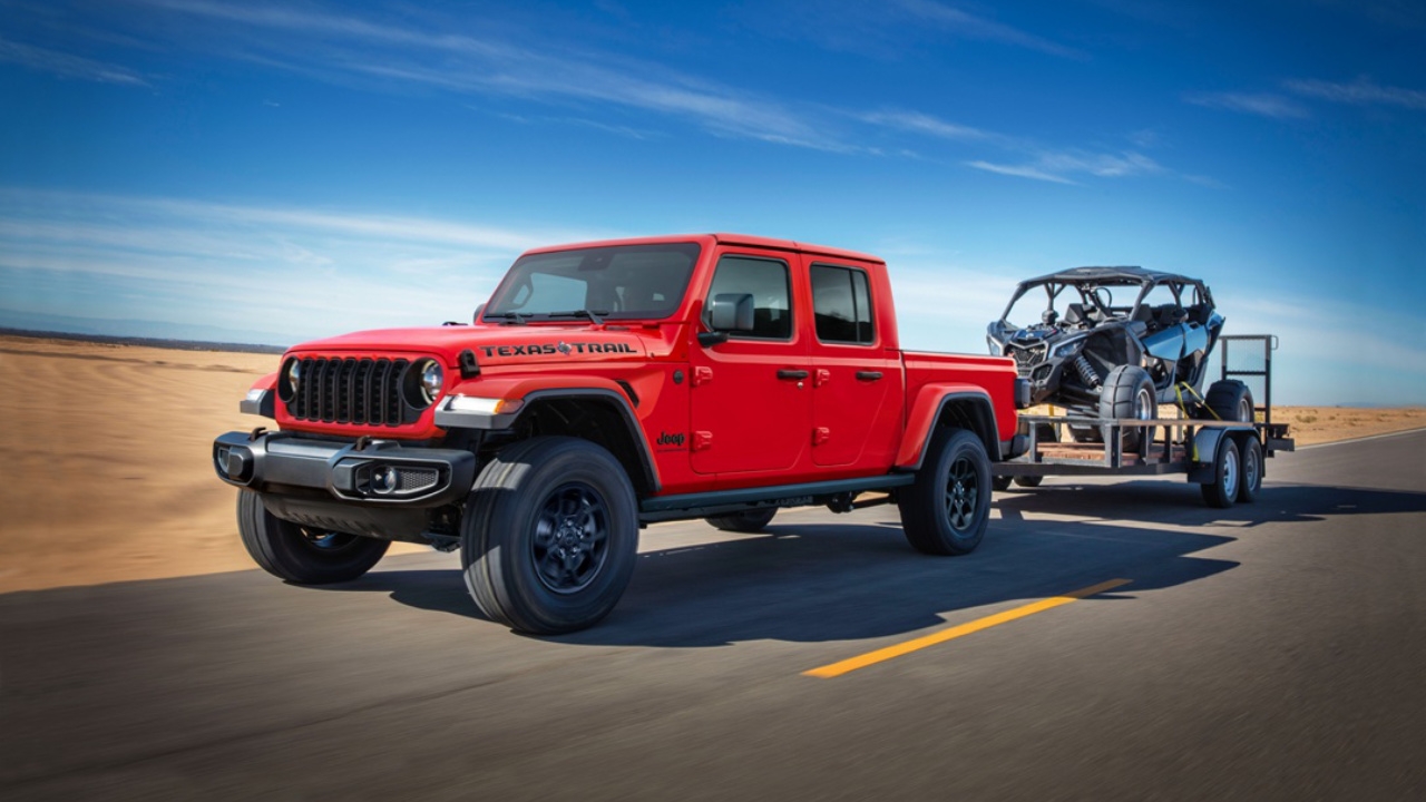 vue latérale avant d'un Jeep Gladiator 2025 remorquant un VTT