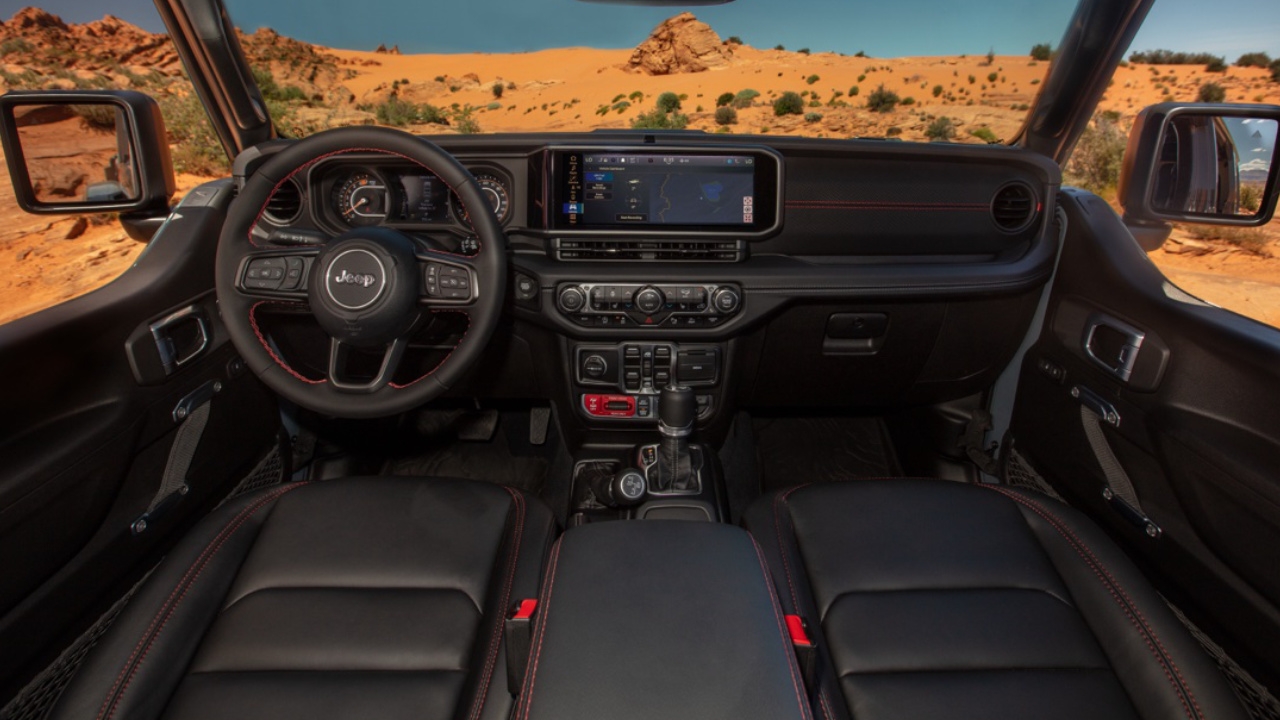 vue de l'habitacle et du tableau de bord d'un Jeep Wrangler Sahara 2025