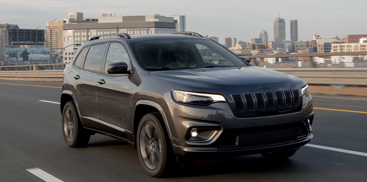 Jeep Cherokee 2023 roulant sur la route.