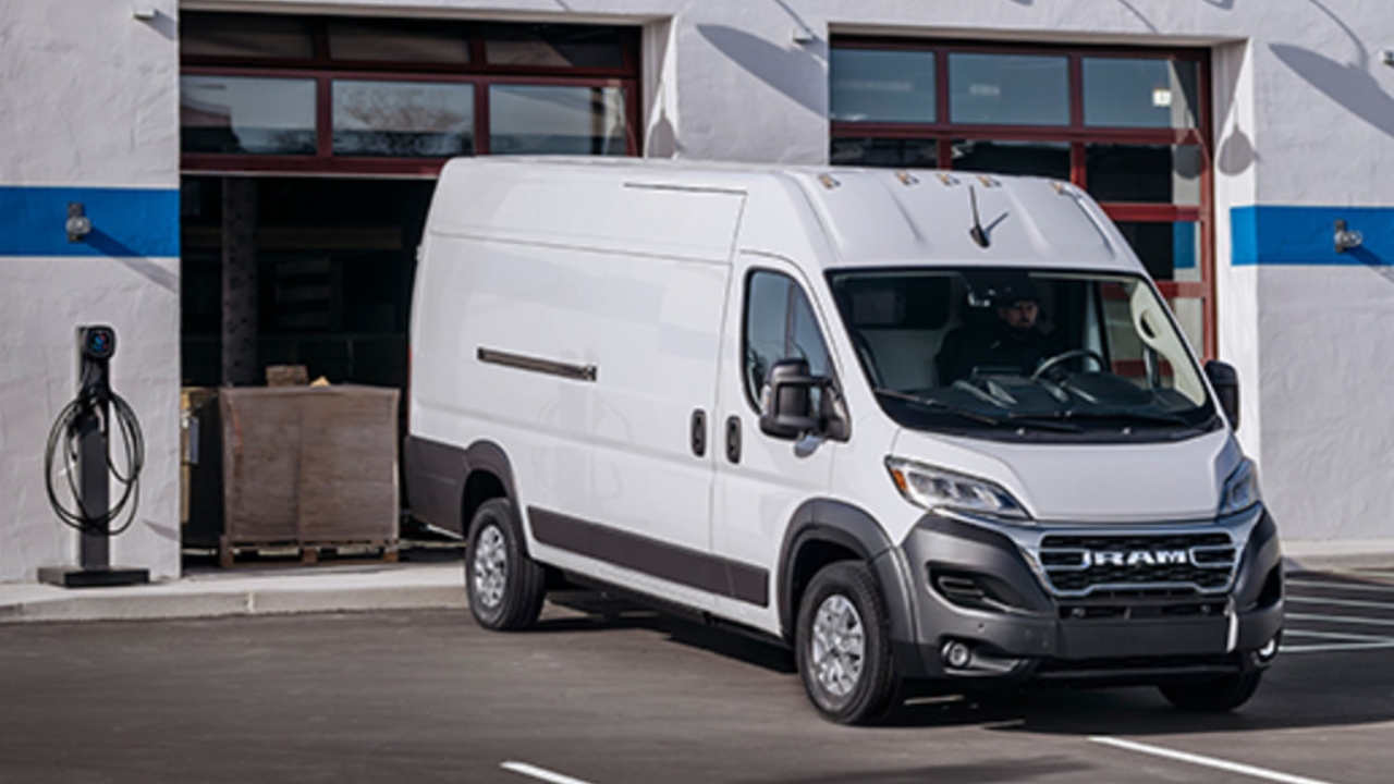 vue latérale avant d'une minifourgonette RAM 3500 Promaster 2025