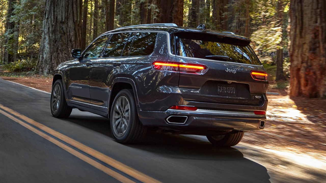 vue latérale arrière d'un Jeeo Grand Cherokee L 2025