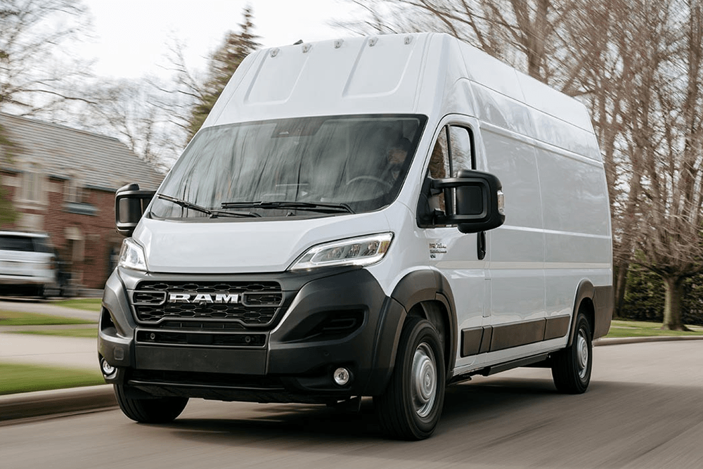 Vue 3/4 avant d'un Ram ProMaster 2025 sur route