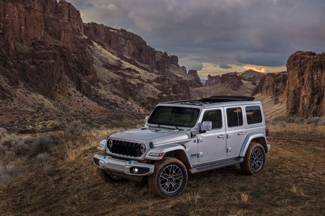 Vue 3/4 avant du Jeep Wrangler 4xe PHEV 2025 garé dans un canyon.