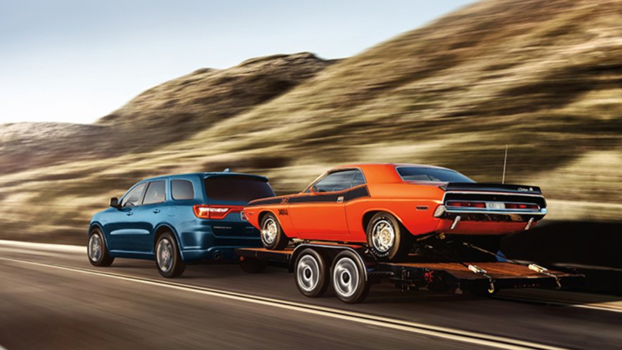 vue latérale arrière d'un Dodge Durango 2025 qui remorque un véhicule