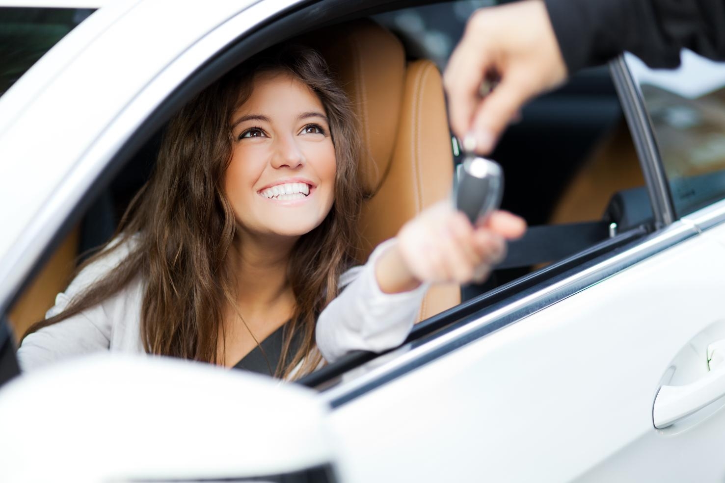 Femme souriante qui reçoit les clés de sa nouvelle voiture - Capitale Chrysler, concessionnaire automobile à Québec pour les communautés autochtones