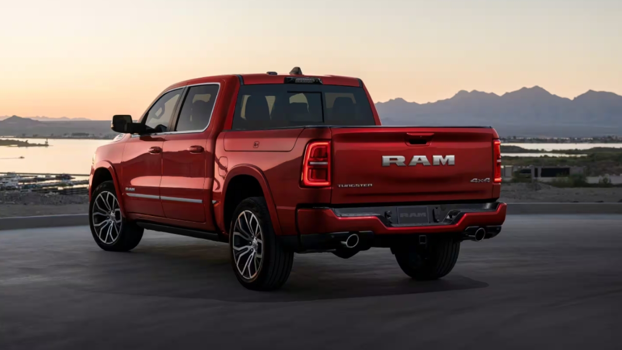 vue latérale arrière d'un camion RAM 1500 2026